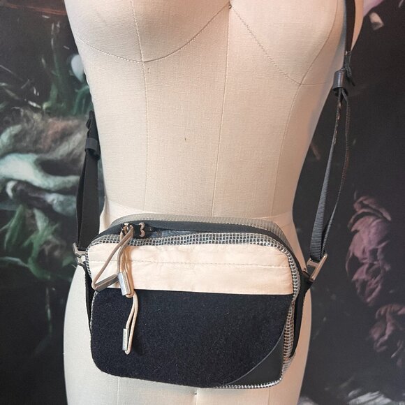 Share Acne Studios Hidey Small Crossbody or Belt Bag Mixed Media Black & White - Picture 1 of 8